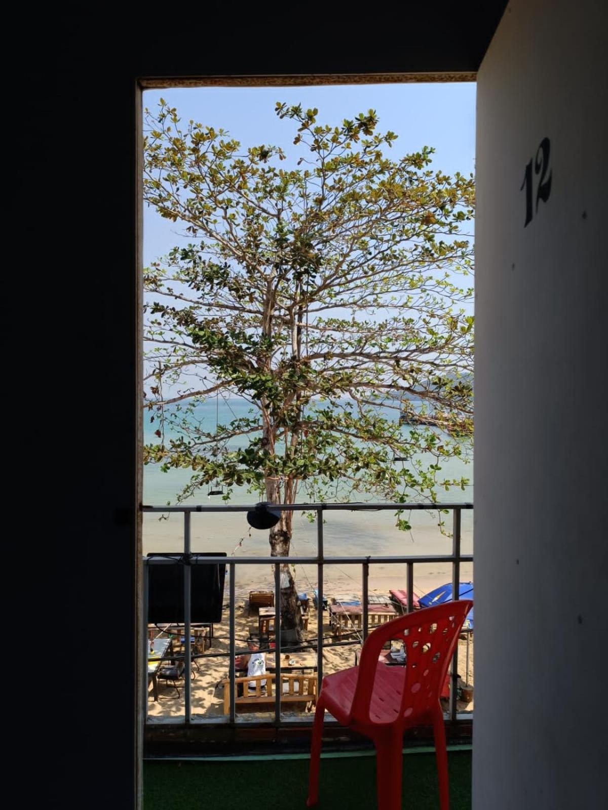 Golden Snake Guesthouse Beach เกาะรงสำลน ภายนอก รูปภาพ